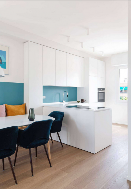 Яркие акцентные стены и мебель в интерьере светлой квартиры