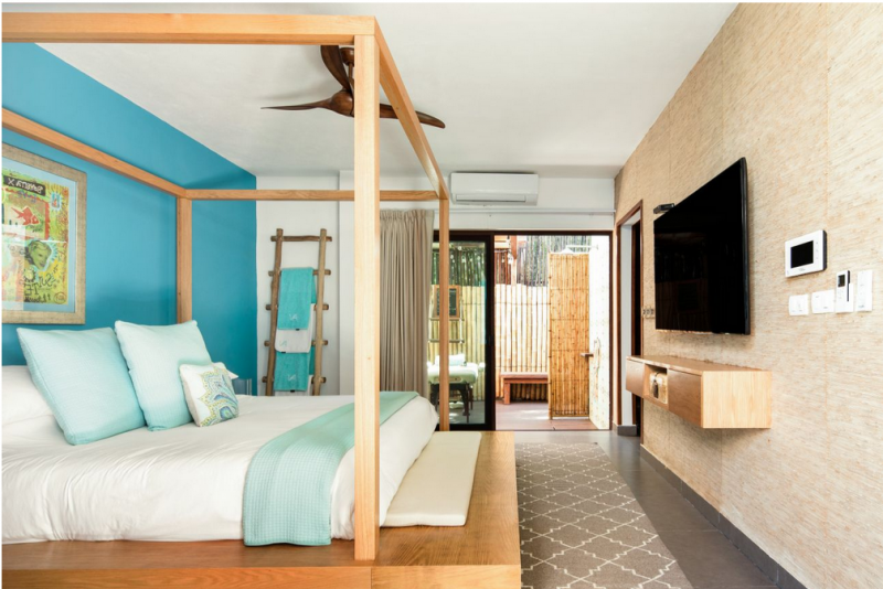 Красочный тропический модернизм в интерьере виллы в Мексике