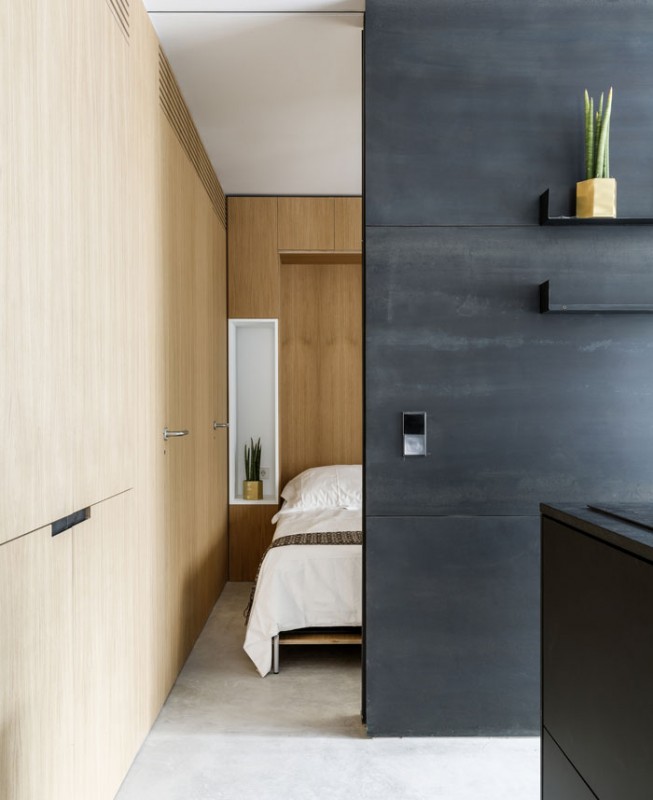 Сдержанные цвета, элегантная простота форм и материалов в интерьере мадридской квартиры