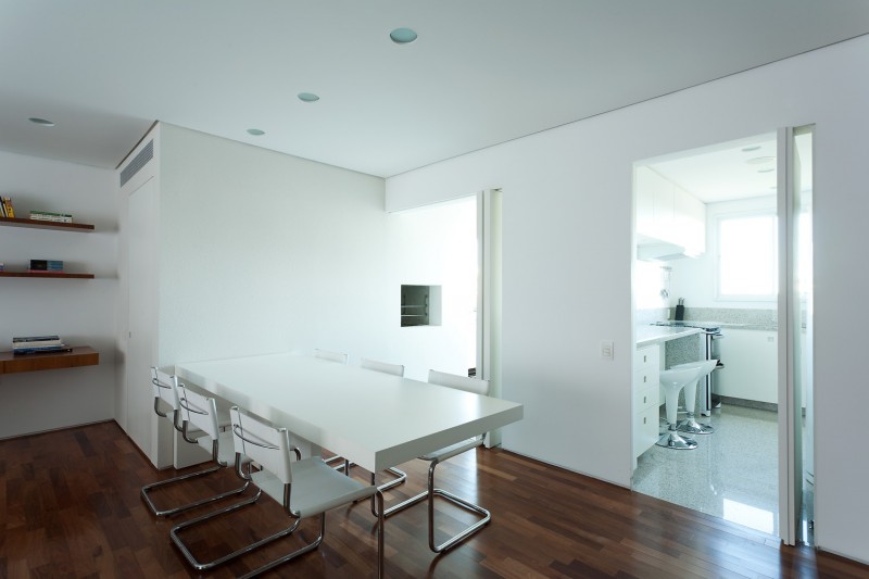 Сочетание белого цвета и дерева в интерьере комфортных апартаментов