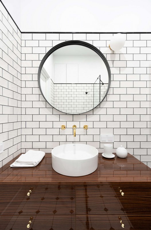 Сочетание пышных классических форм, цветов и материалов с минималистичными и сдержанными объектами Сочетание пышных классических форм, цветов и материалов с минималистичными и сдержанными объектами