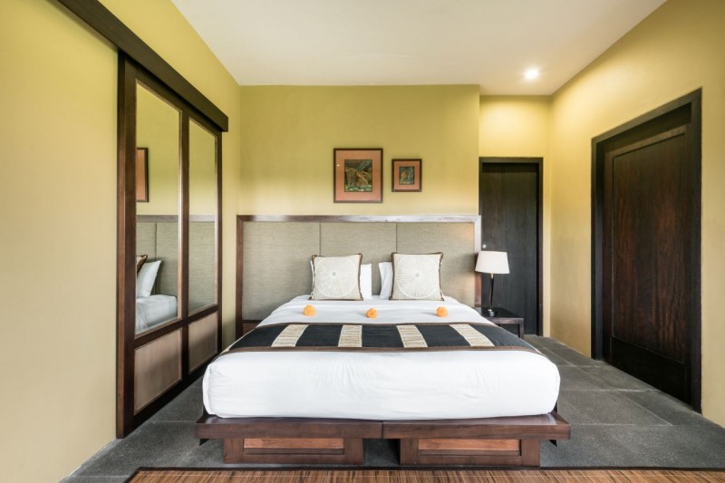 Современная вилла с соломенной крышей и видом на джунгли