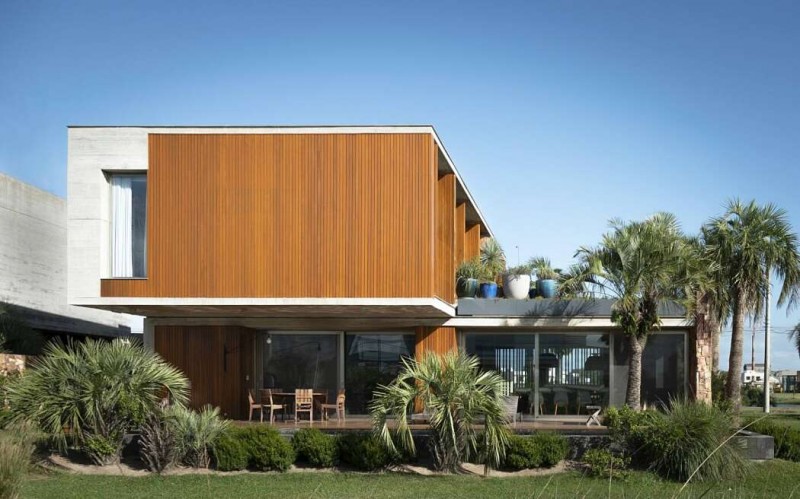 Современный двухэтажный дом, расположенный в Пелотасе, Бразилия