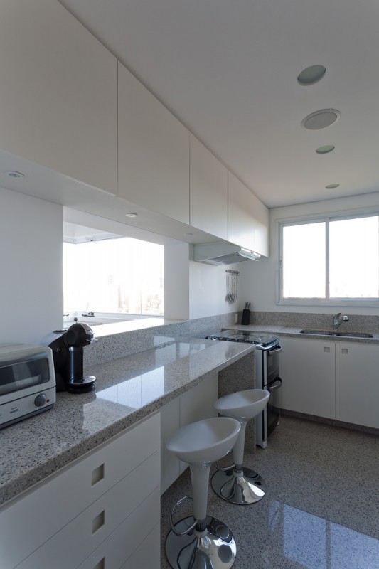 Сочетание белого цвета и дерева в интерьере комфортных апартаментов