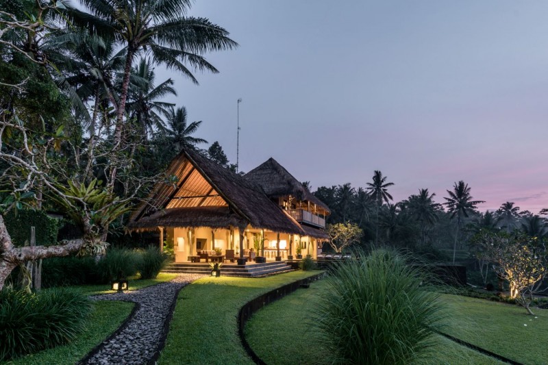 Современная вилла с соломенной крышей и видом на джунгли