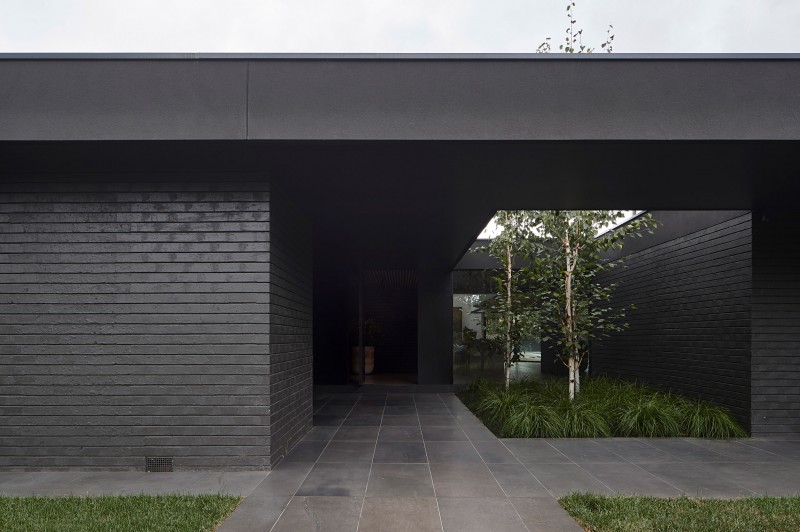 Угольно-черный цвет в сочетании с теплыми тонами дерева в интерьере дома в Мельбурне