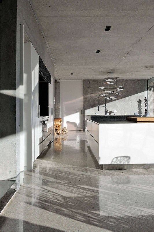 Бетон в интерьере современного дома на юге Франции