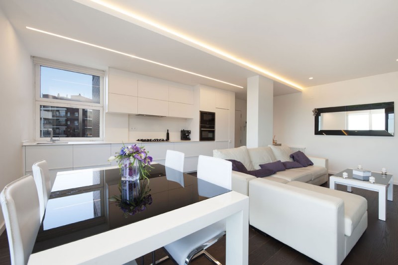 Черно-белый интерьер гостиной в квартире, расположенной в Барселоне