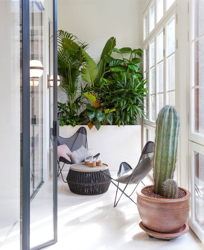 Кухня, спрятанная за элегантными стеновыми панелями в жилом проекте Barcelona Кухня, спрятанная за элегантными стеновыми панелями в жилом проекте Barcelona