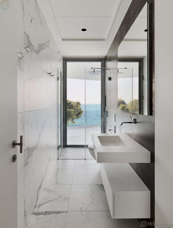 Современная вилла на берегу Средиземного моря