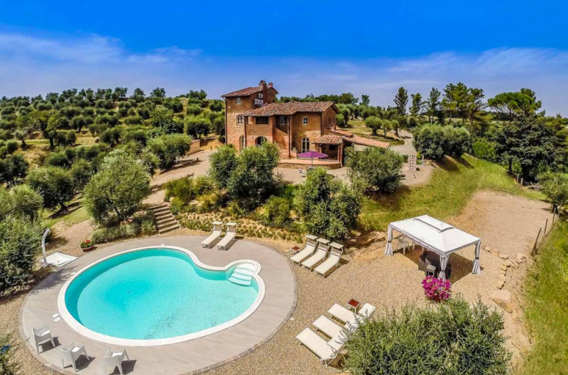 Традиционная вилла недалеко от Пизы, Италия Традиционная вилла недалеко от Пизы, Италия