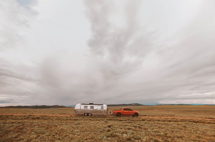 Трейлер Airstream, принадлежащий музыканту Райану Санчесу и дизайнеру Шине Армстронг Трейлер Airstream, принадлежащий музыканту Райану Санчесу и дизайнеру Шине Армстронг