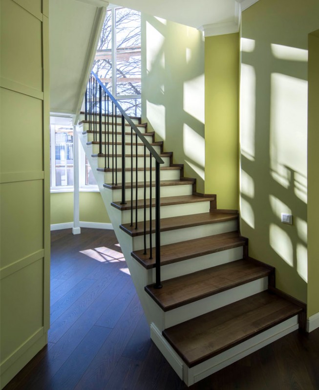 Вдохновляющие контрастные цветовые сочетания в декоре двухуровневой квартиры Вдохновляющие контрастные цветовые сочетания в декоре двухуровневой квартиры