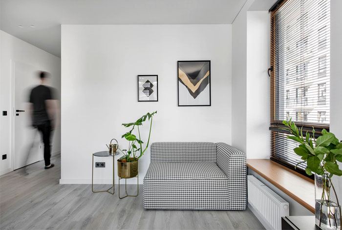 Латунный и черно-серый декор в интерьере литовской квартиры