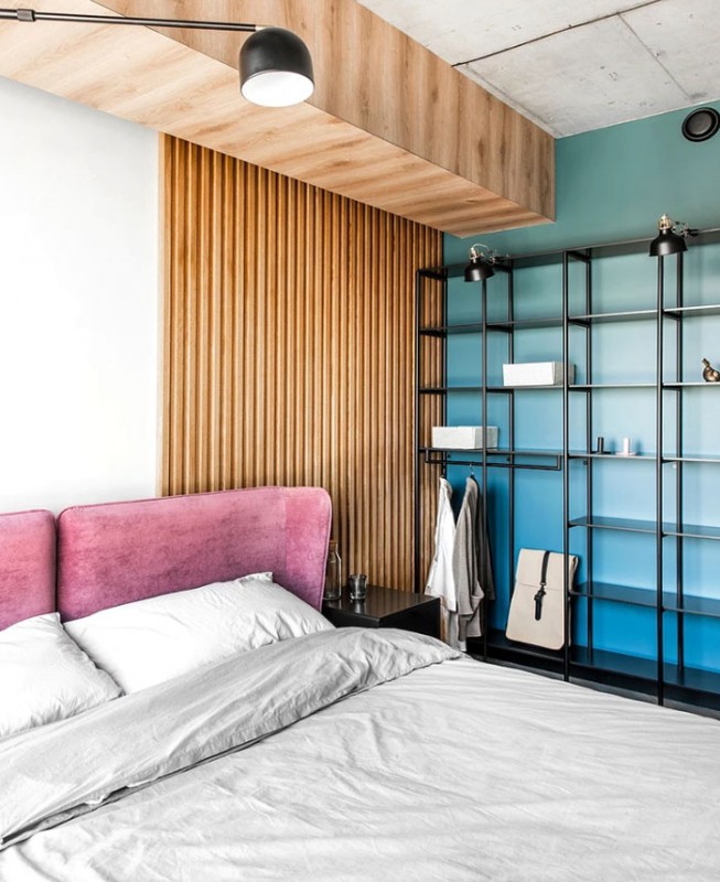 Приглушенные тона и мраморные, латунные и медные акценты в декоре литовской квартиры