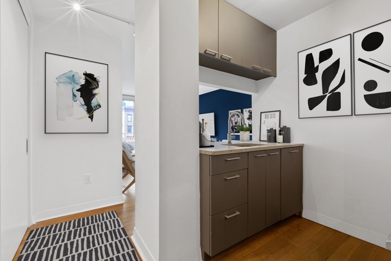 Синяя стена, контрастирующая с легкой нейтральной цветовой палитрой