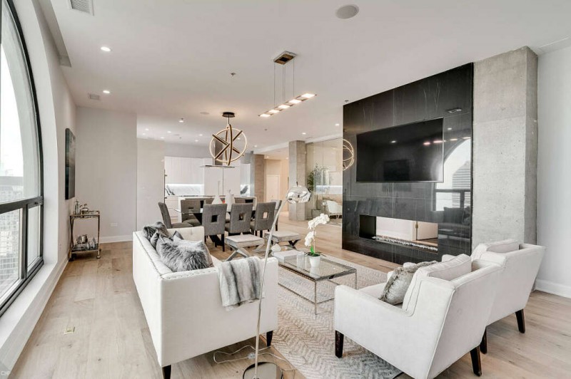 Современная двухуровневая квартира, расположенная в Чикаго, штат Иллинойс