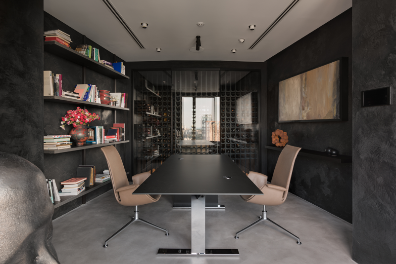 Брутальный стильный интерьер просторного пентхауса