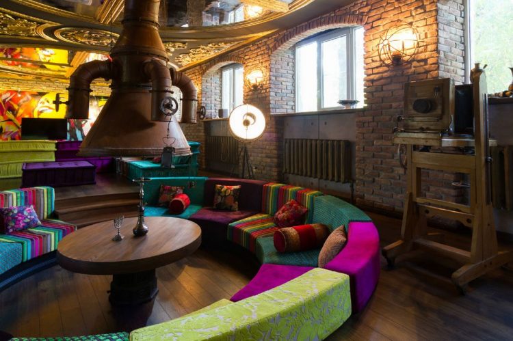 Эклектичный декор лофта, расположенного в бывшем старинном магазине