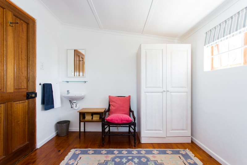 Интерьер коттеджа в сине-белых цветах