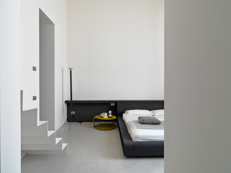 Светлая квартира с яркими элементами декора