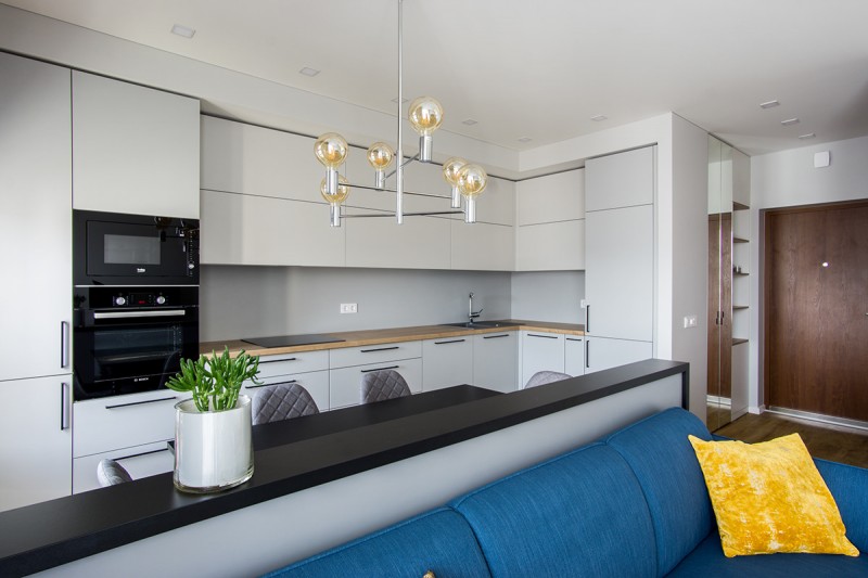 Апартаменты в серых тонах с яркими цветовыми акцентами