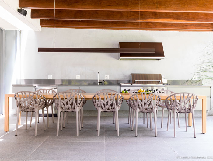 Интерьер пентхауса с полированными бетонными полами и обширной деревянной облицовкой