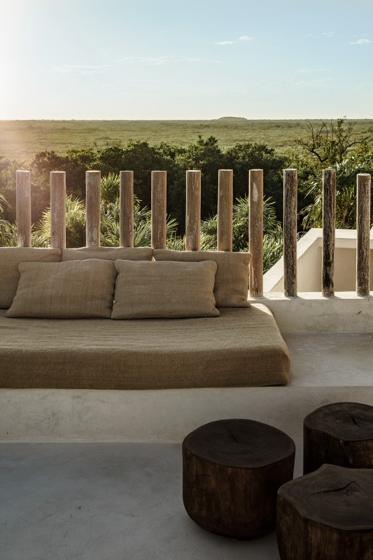 Контрастное сочетание белого цемента и дерева