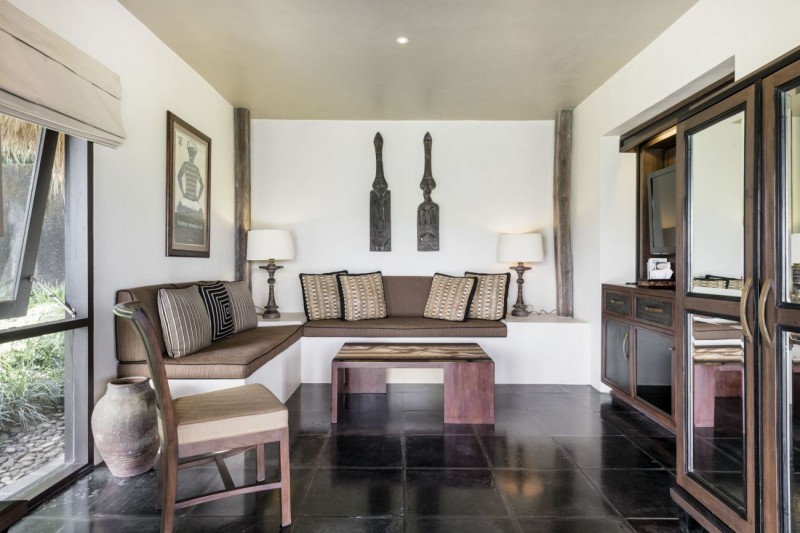 Современная вилла с соломенной крышей и видом на джунгли