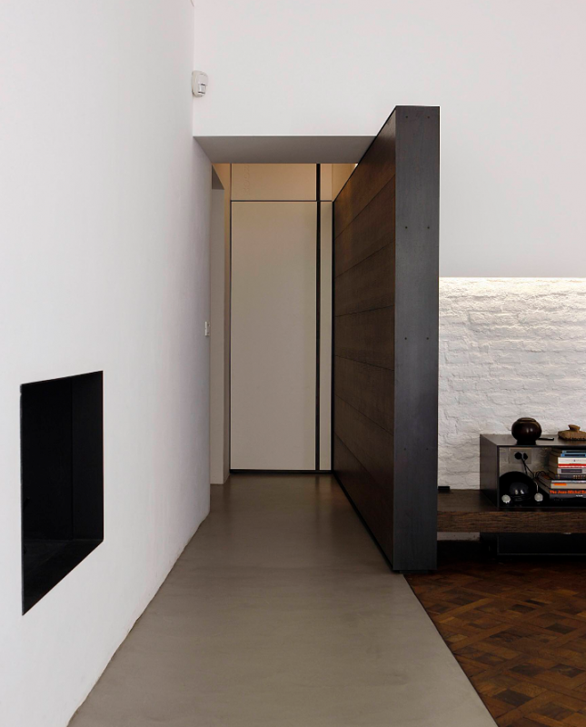 Контраст между винтажными и современными элементами в интерьере итальянский квартиры