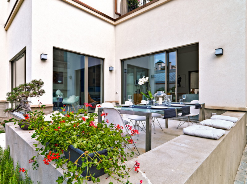 Светлая квартира с яркими элементами декора