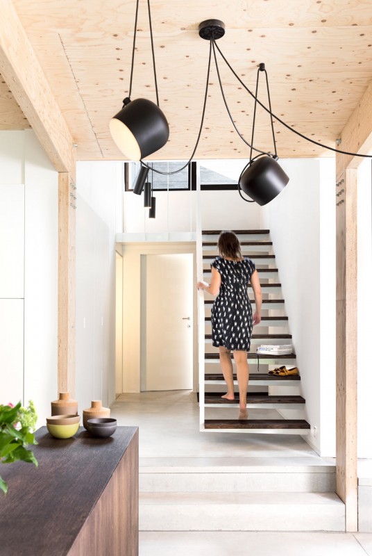 Светлый интерьер с контрастной отделкой в бельгийском коттедже Светлый интерьер с контрастной отделкой в бельгийском коттедже