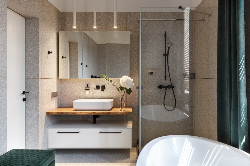 Дерево и камень в интерьере просторных апартаментов