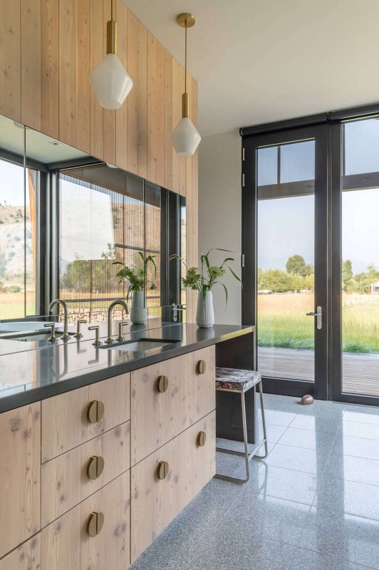 Дерево, сталь, стекло и бетон в интерьере уютной резиденции