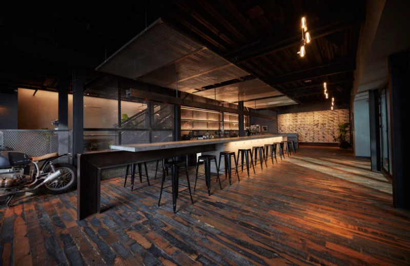 Клуб любителей классических автомобилей, расположенный на пристани 76 на реке Гудзон, Нью-Йорк