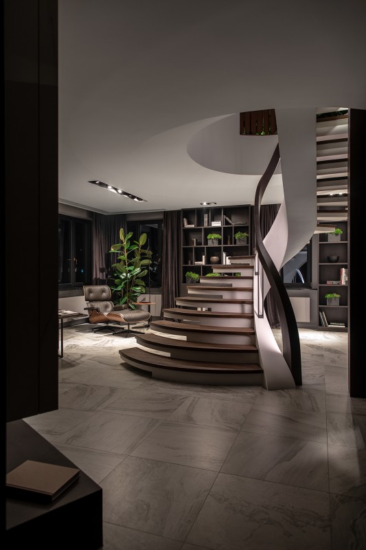 Пентхаус с многофункциональными пространствами и уникальной винтовой лестницей Пентхаус с многофункциональными пространствами и уникальной винтовой лестницей