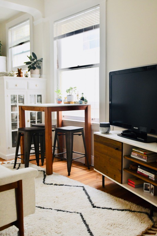 Теплые древесные акценты и живая зелень в интерьере  квартиры в Сан-Франциско