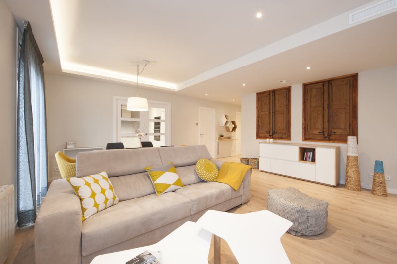 Интерьер просторной квартиры в Барселоне Интерьер просторной квартиры в Барселоне