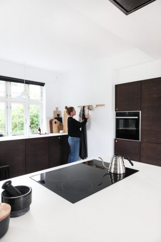 Монохромный интерьер дома на склоне холма в Норвегии