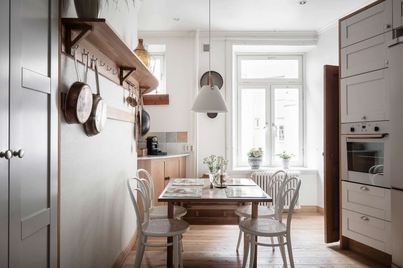 Высокие потолки и хорошо сохранившиеся детали начала ХХ века в апартаментах в Стокгольме