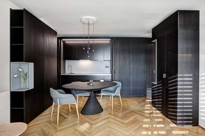 Акцентные черные деревянные панели в интерьере компактной квартиры