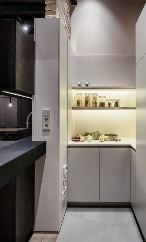 Монохромный интерьер двухуровневой квартиры Монохромный интерьер двухуровневой квартиры