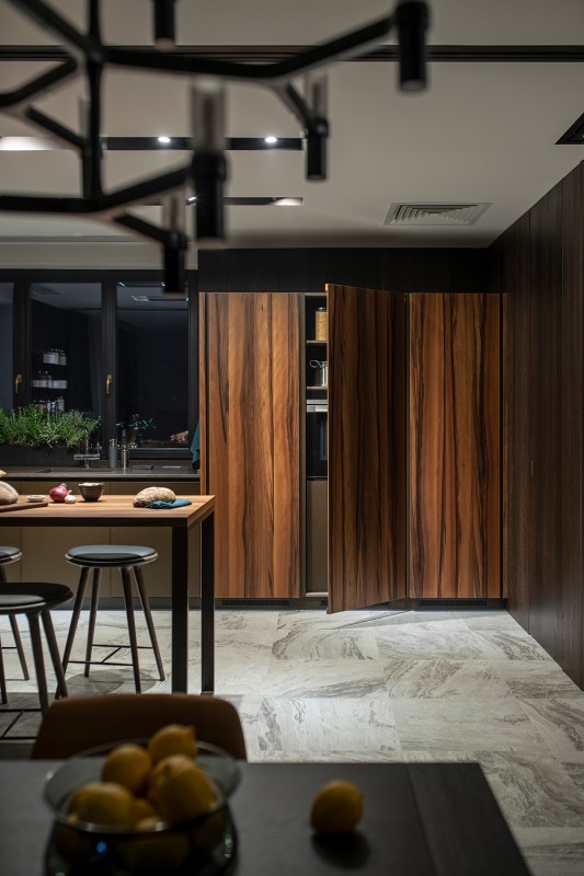 Пентхаус с многофункциональными пространствами и уникальной винтовой лестницей Пентхаус с многофункциональными пространствами и уникальной винтовой лестницей