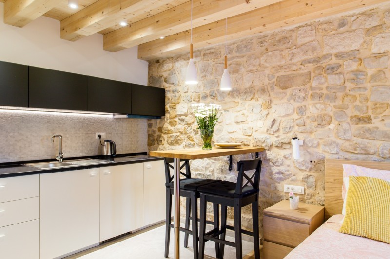 Уютная студия с оригинальными каменными стенами