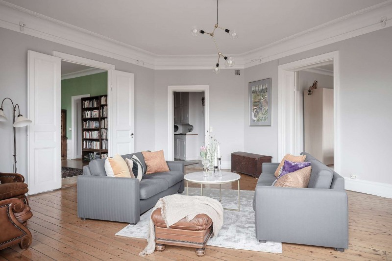 Высокие потолки и хорошо сохранившиеся детали начала ХХ века в апартаментах в Стокгольме