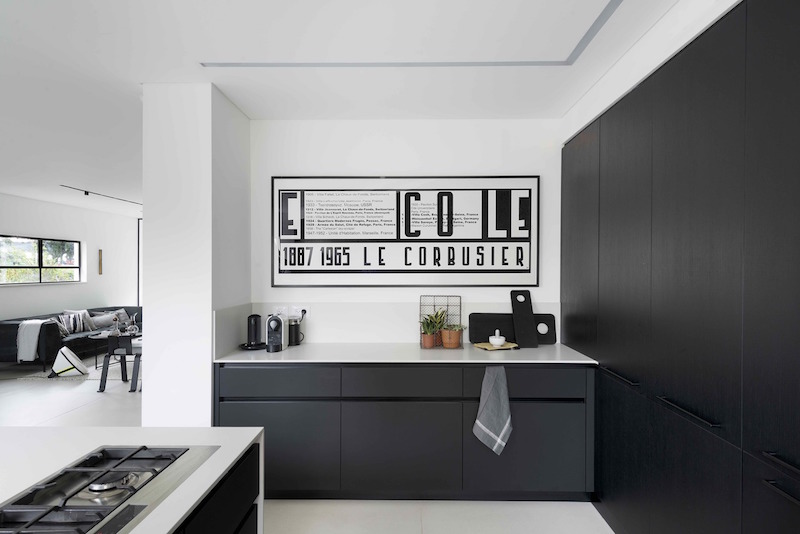 Монохромный интерьер квартиры в Тель-Авиве