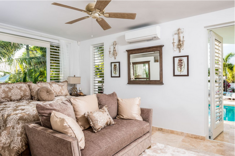 Небольшой отель Pearl West в городе Лонг-Бэй-Хиллс, острова Тёркс и Кайкос