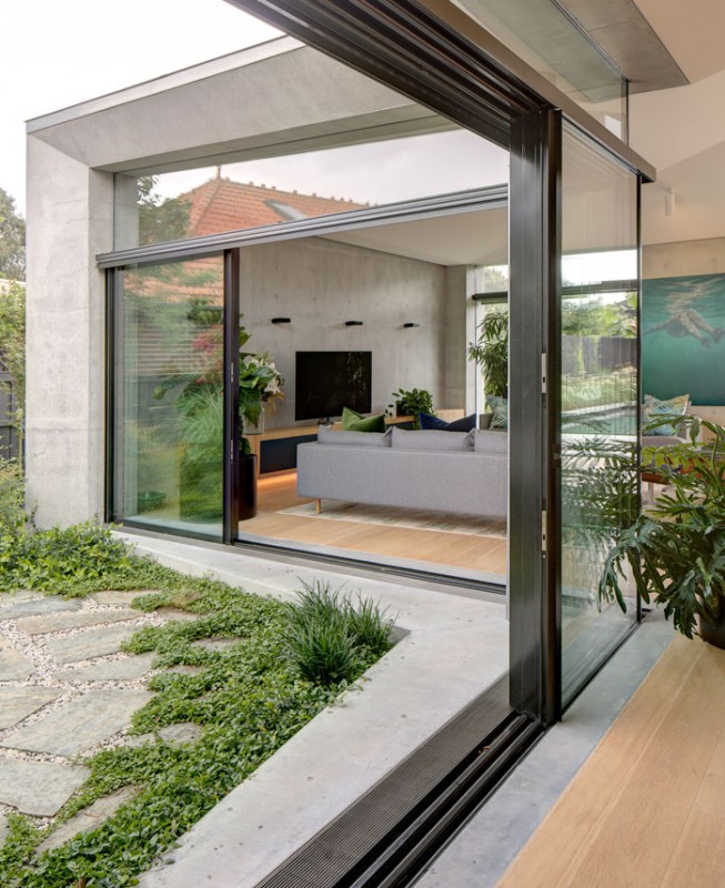 Переплетение дерева, бетона, стекла и металла в интерьере дома в Сиднее