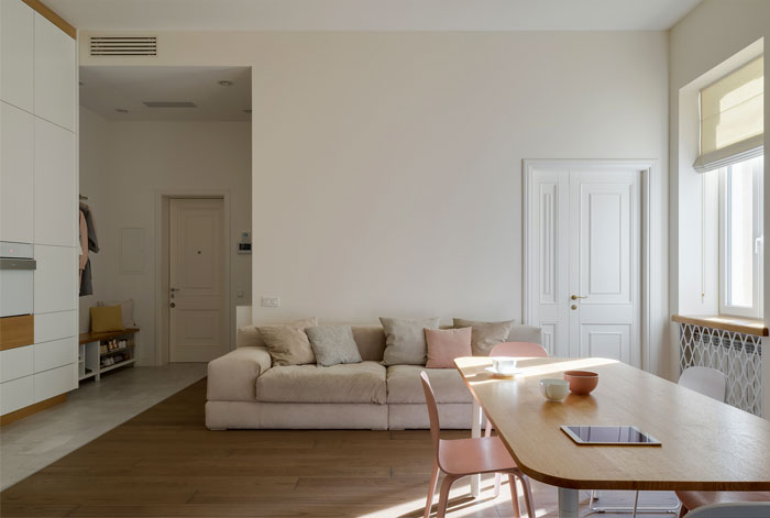 Комфортный, без лишних деталей интерьер светлых апартаментов