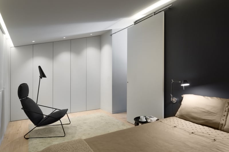 Контрастный интерьер функциональных апартаментов в Барселоне